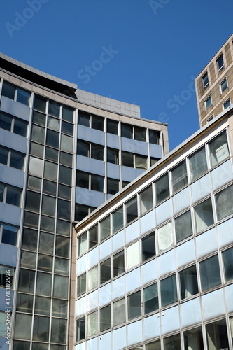 Abbruchreifer leerstehender Gebäudekomplex der Nachkriegszeit bei blauem Himmel und Sonnenschein an der Neuen Mainzer Straße in der Innenstadt von Frankfurt am Main in Hessen photo