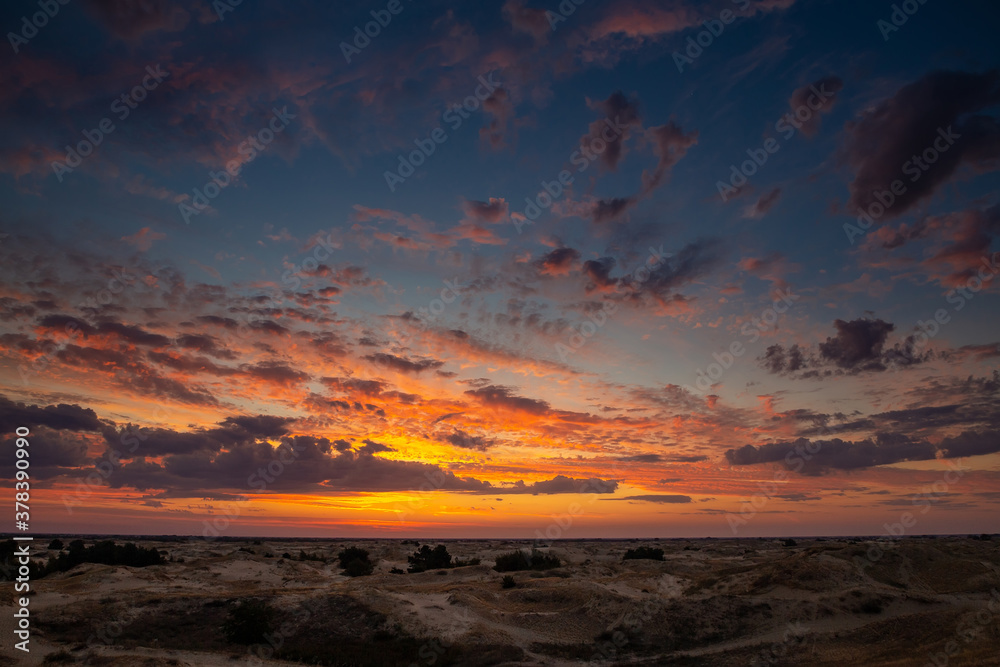 Obraz premium Beautiful morning desert landscape at sunrise with dunes.
