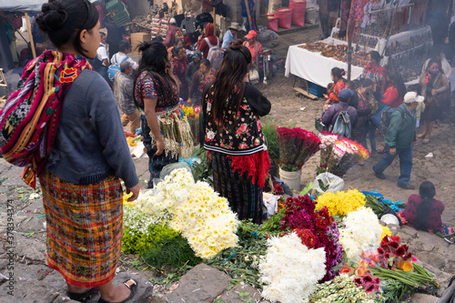 Mujeres venden flores en el mercado de Chichicastenango Guatemala. photo