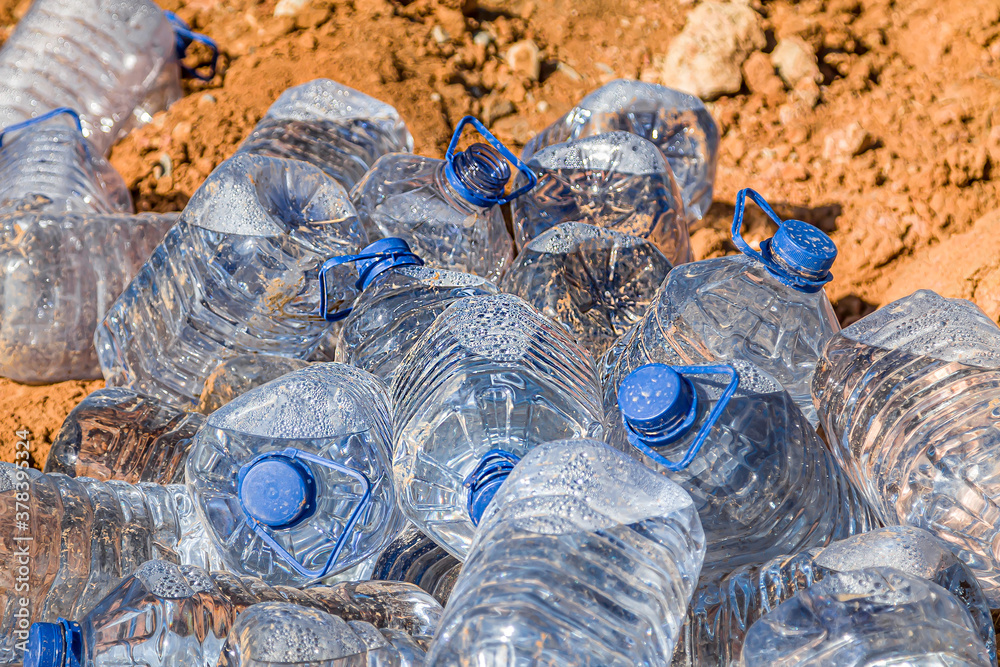 Foto de Pile of plastic bags and other refined petroleum products