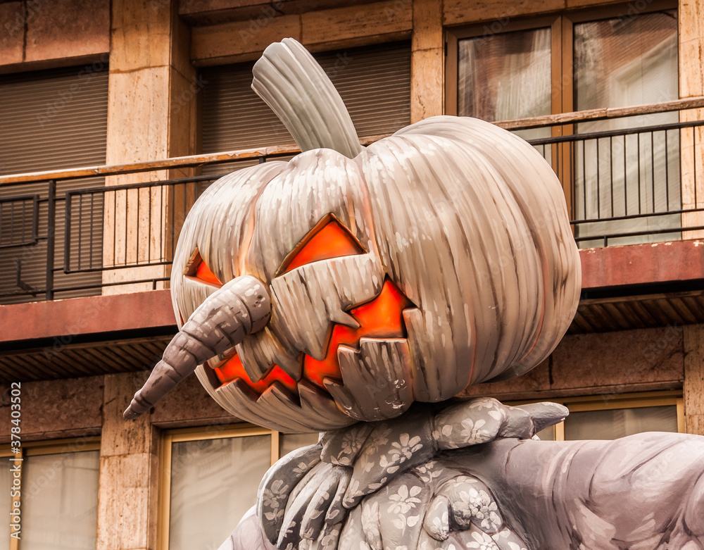 Representación de una terrorífica calabaza de Halloween parte de un Ninot  de una falla valenciana en la celebración de Las Fallas. Stock Illustration  | Adobe Stock