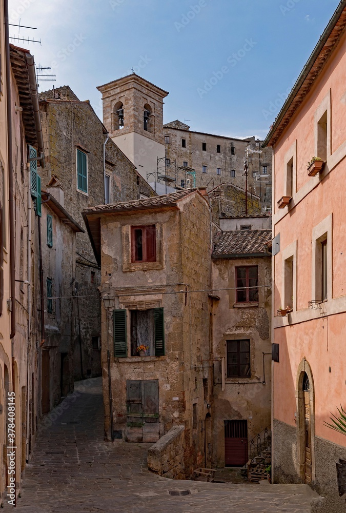 Blick in der Altstadt von Sorano in der Toskana in Italien 