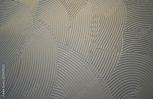 Foto cementitious adhesive applied to the floor ready to receive the ceramic tile