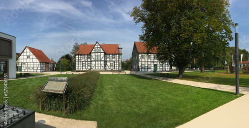 Fotografie Fürstbischöfliches Jagdschloss Hövelhof, historische Fachwerkhäuser im Kreis Pad