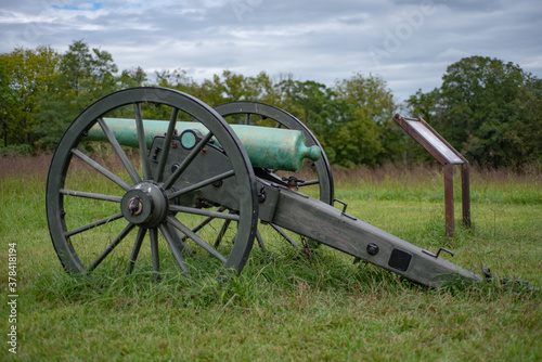 Fényképezés Vintage Cannon (Confederate 12-Pound Napoleon) Field artillery in the American Civil War on green field background