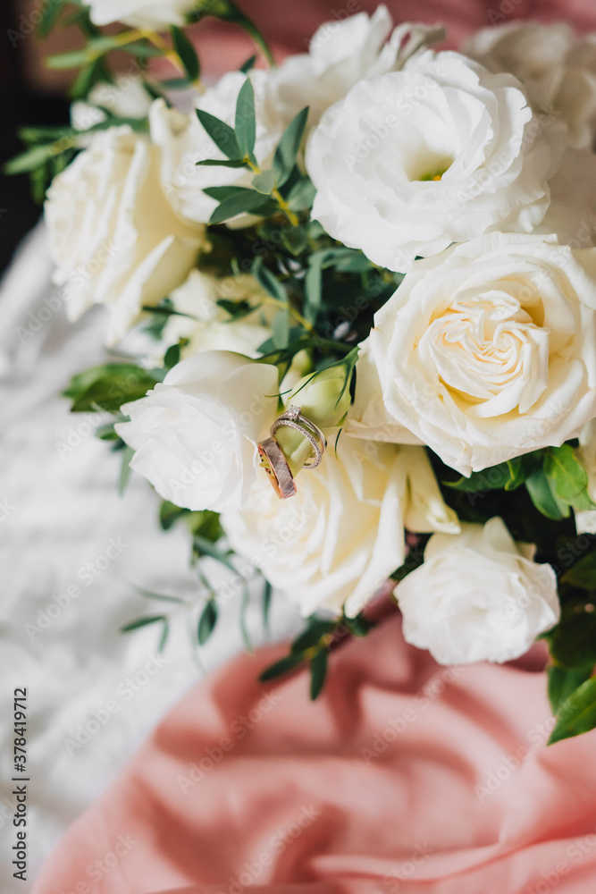 Obraz premium The rings of the bride and groom are strung on the bud of eustoma.