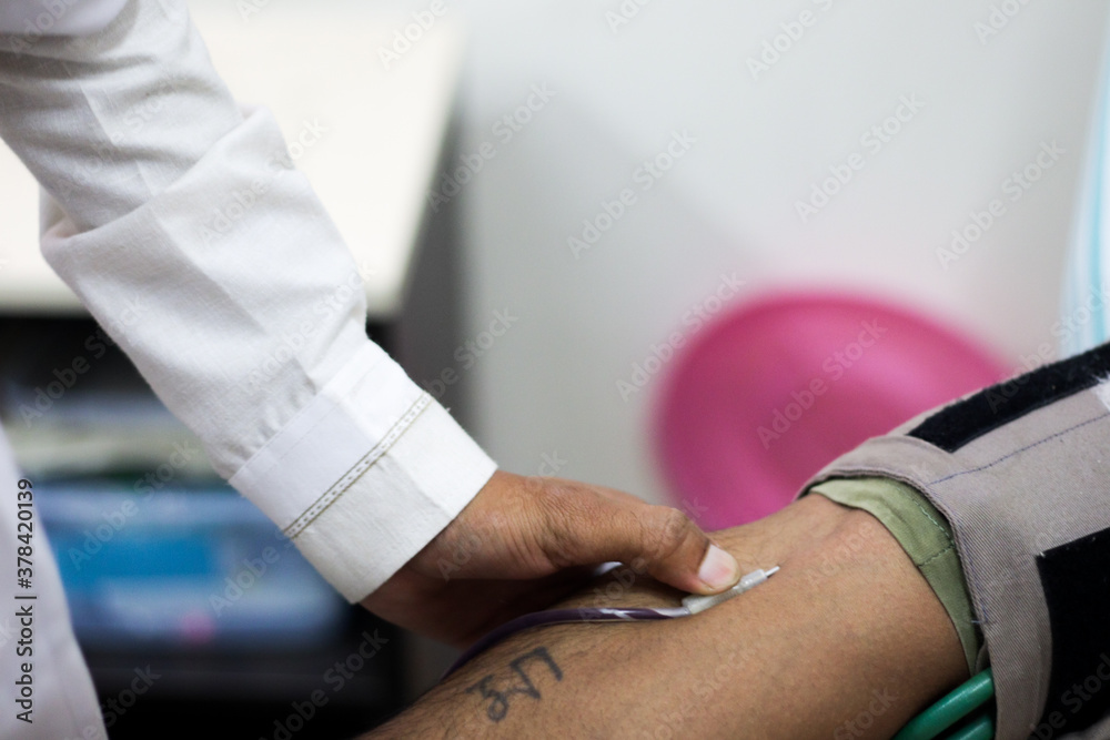 Obraz premium selective focus of blood collection during blood donation