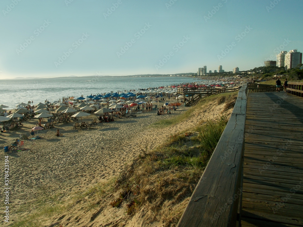 Punta del Leste (Uruguai) a famosa praia mansa cheia, principal ponto turístico no verão.