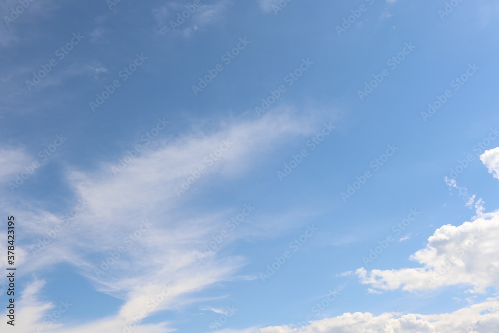 Himmlische Federwolken, blauer Himmel