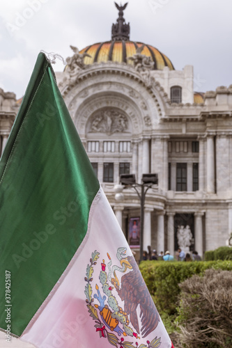 Bandera de México frente a edificios populares la ciudad de México photo
