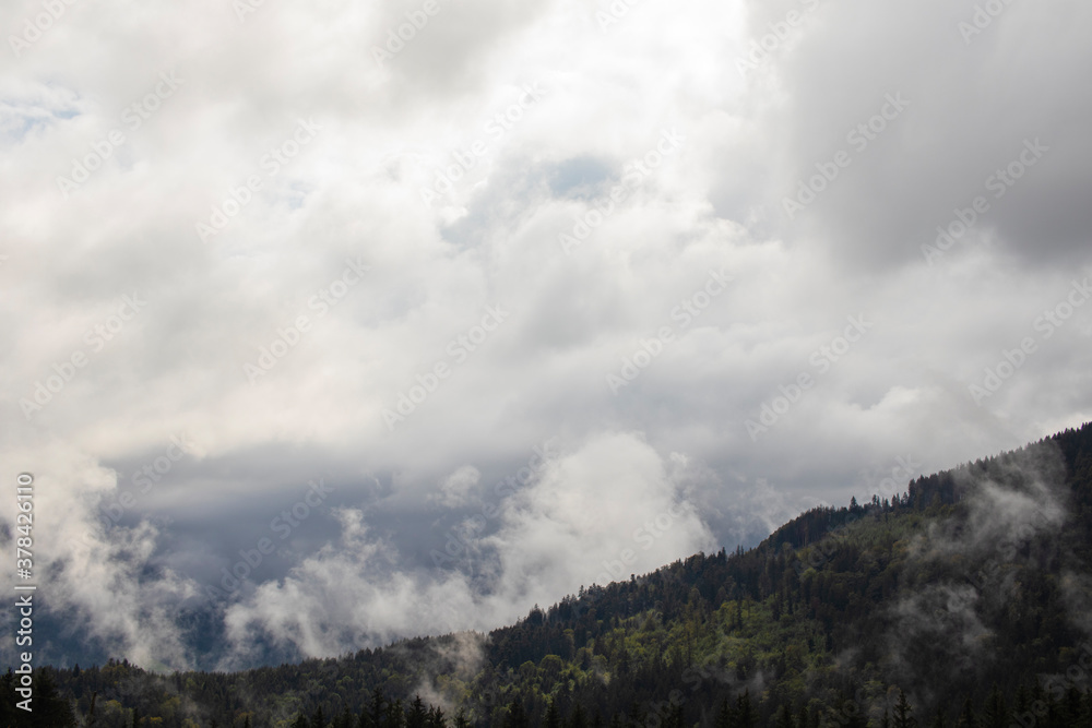bergsilhouette im Nebel