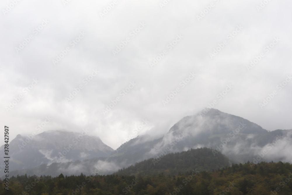 stimmungsvolle berge mit waberndem nebel stimmungsvolle berge mit waberndem nebel