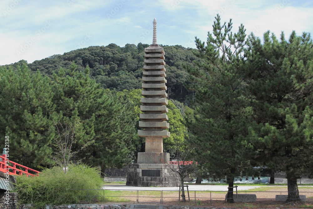 京都府宇治市　日本最大最古の浮島十三重の石塔