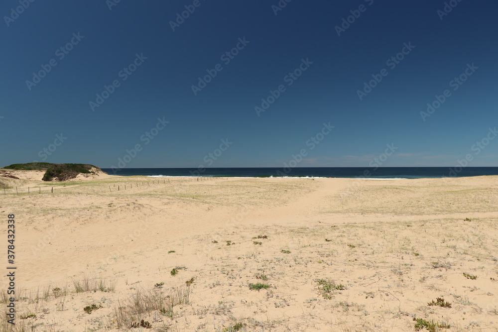 Sandy stretch between the lagoon and the sea