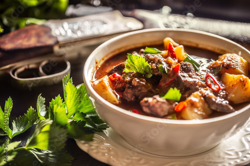 Foto Deer stew in a bowl hunting weapon as a decoration