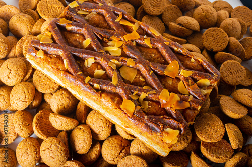 Pepernoten next to Gevulde Speculoos