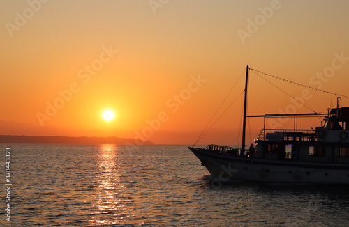 Silhouette d'un bateau traversant la mer durant un coucher de soleil à Thessalonique en Greece