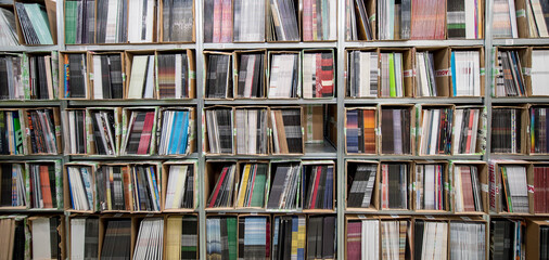 Fotobehang Muziekwinkel Gestapelde vinylplaten in magazijn  © TellingPhoto