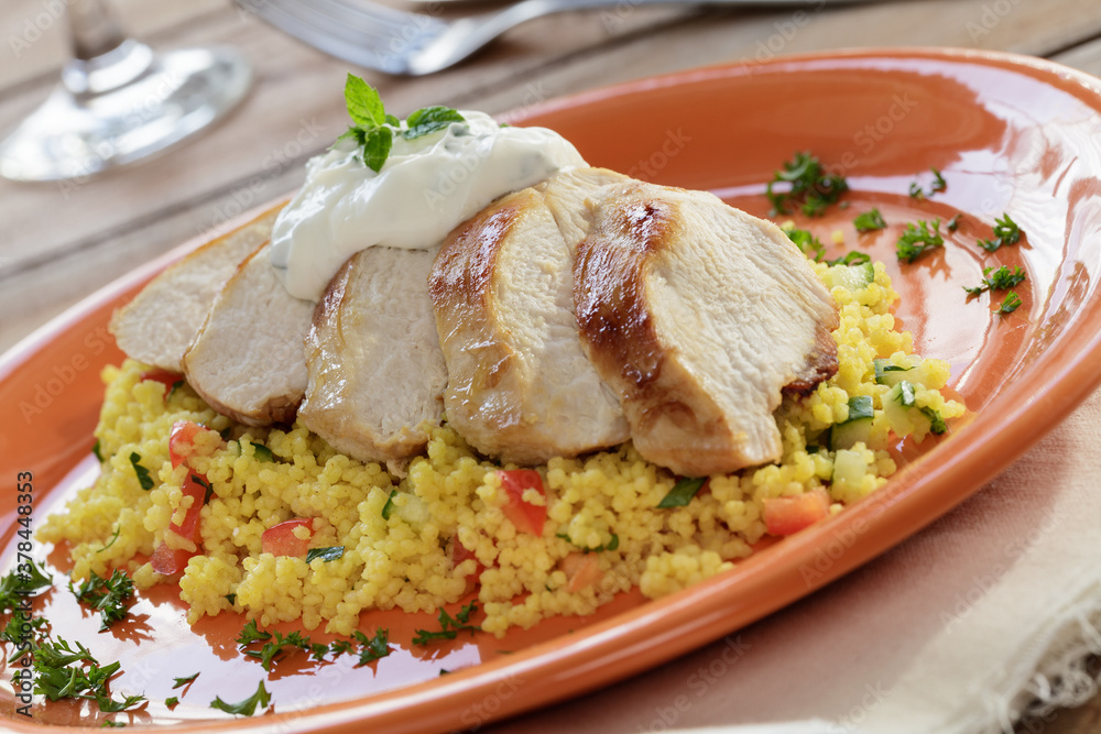 Gebratene Hähnchenbrust mit Kräuterjoghurt auf Couscous Gebratene Hähnchenbrust mit Kräuterjoghurt auf Couscous