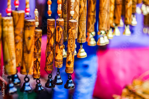 Fotografie suspended wind chime with hand made wooden carving artwork on bamboo