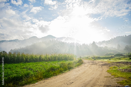 paisaje de sol y montañas de amanecer 