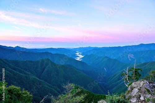 大台ヶ原で見た雲海と朝焼けのコラボ情景＠奈良 © Scott Mirror
