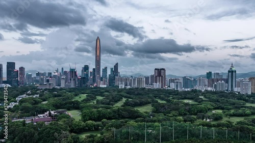 The setting sun sets on the high-rise buildings in the prosperous cities