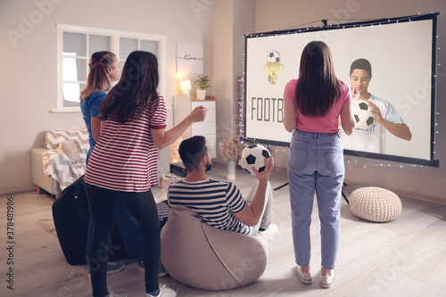 Young friends watching spor...