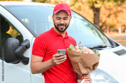 Delivery man with bouquet o...