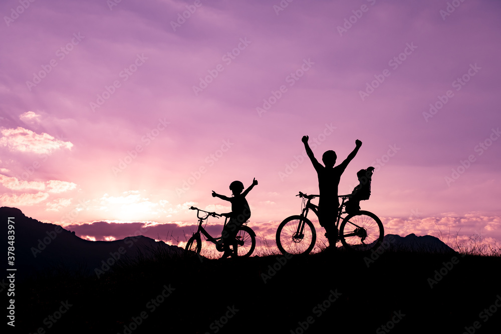 Obraz premium father riding a bike with family members