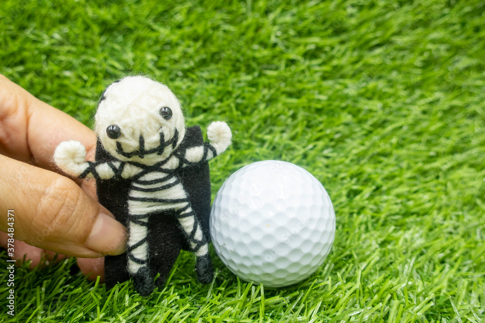 Naklejka premium Happy Halloween to golfer with golf ball and ghost on green grass