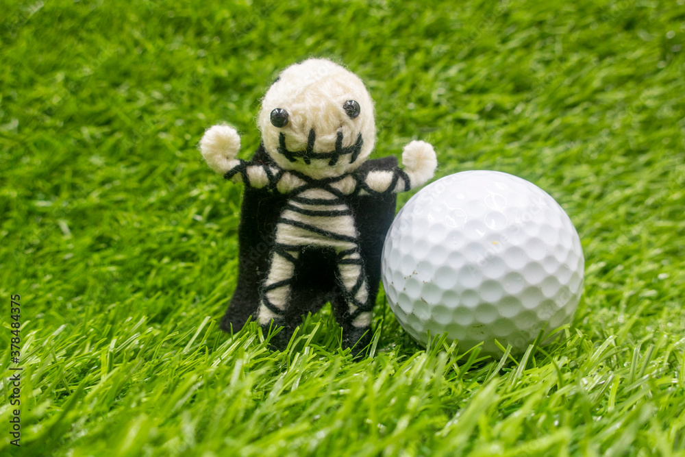 Naklejka premium Happy Halloween to golfer with golf ball and ghost on green grass