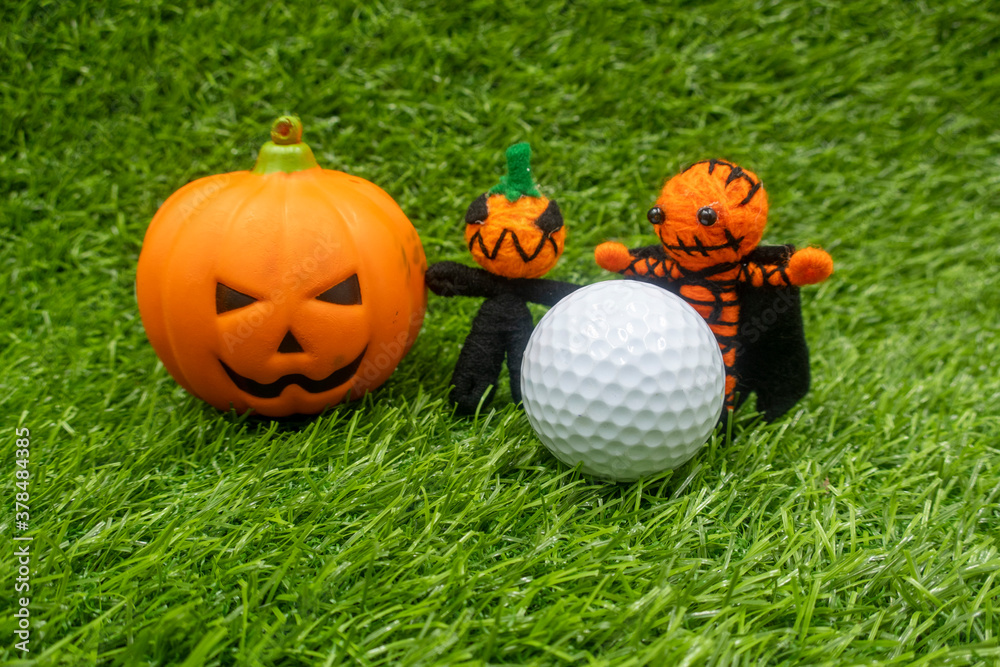 Naklejka premium Happy Halloween to golfer with golf ball and ghost on green grass