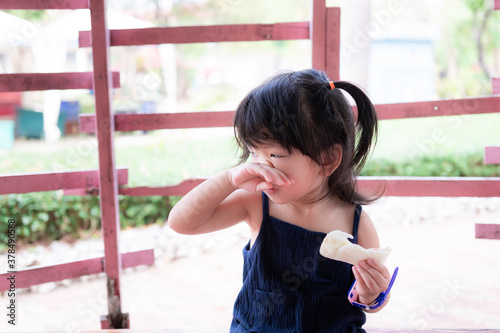 Photography Cute girl crushed nose with right hand and left hand to hold a white sandwich