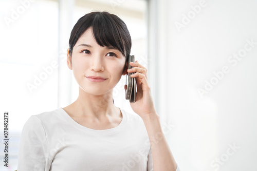 スマートフォンで通話する出す日本人女性