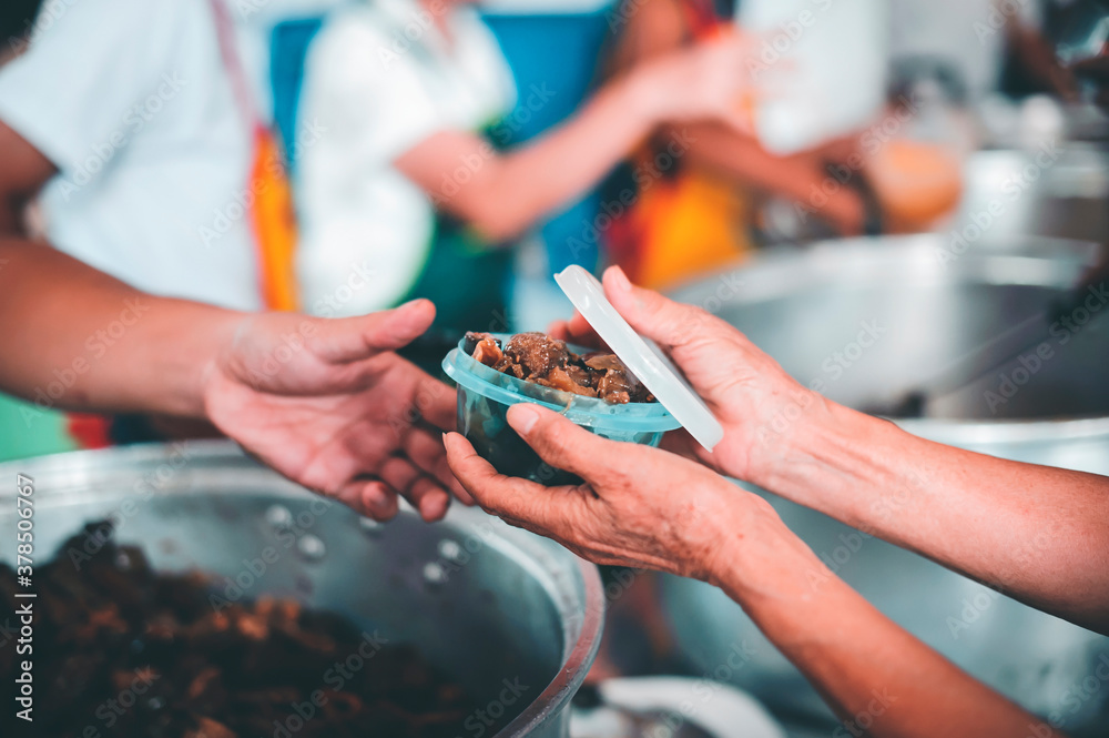 Obraz premium The donor gives warm food to the poor : concept of sharing food