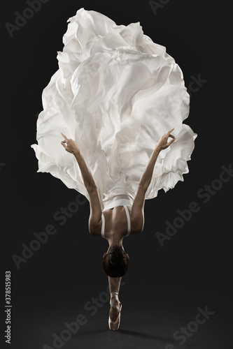 Fotografia Ballerina Graceful Jump in White Silk Dress, Ballet Dancer Pointe Shoes in Flutt