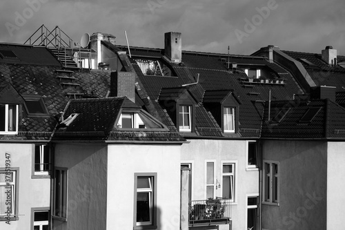 Liebvoll restaurierte Dachgeschosse und Dachböden zur Schaffung von Wohnraum bei Sonnenschein im Nordend von Frankfurt am Main in Hessen, fotografiert in klassischem Schwarzweiß photo