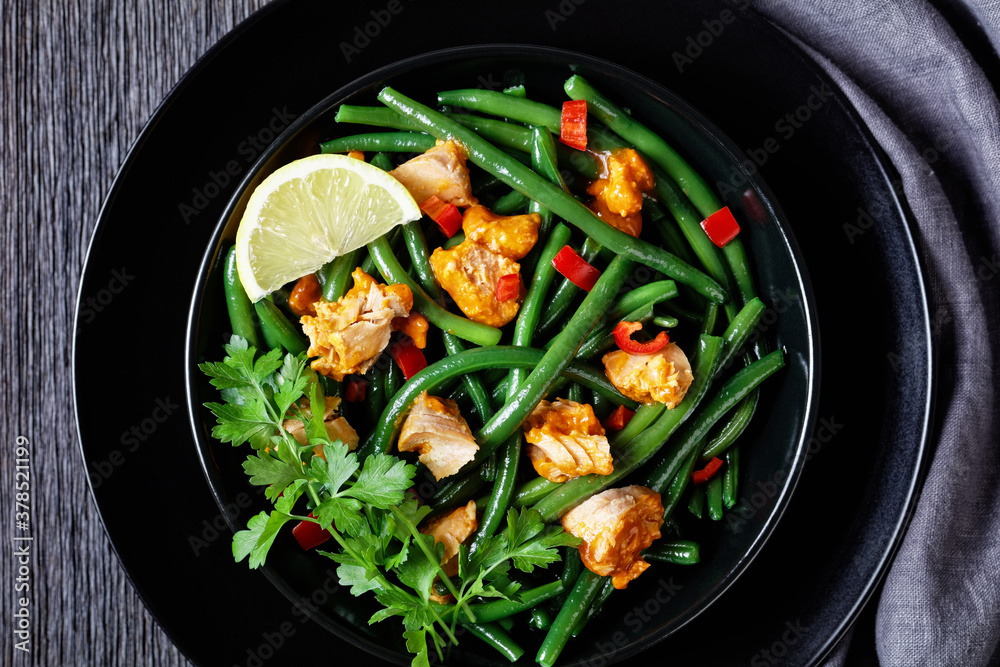 Green beans with curried salmon and bell peppers Green beans with curried salmon and bell peppers