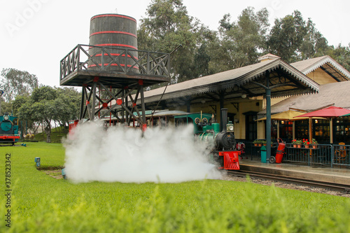 Tableau sur toile BRECKSVILLE, OH - SEPTEMBER 29: A steam engine on the Cuyahoga Valley Scenic Railroad passes through Brecksville on September 29, 2012