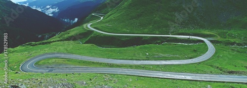La Transfagarasan o DN7C es la segunda carretera pavimentada más alta de Rumanía. Foto del lado sur de la montaña, en el valle del río Arges. Carretera localizada en las montañas Cárpatos de Rumanía.