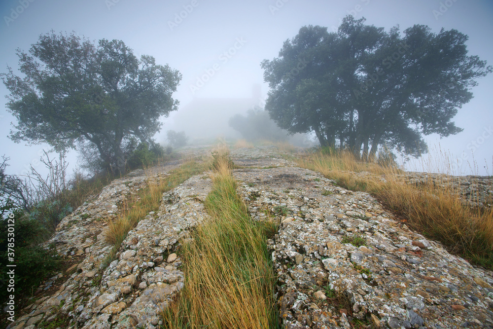 Ermita románica de Sant Romá , siglo XI. Pueblo abandonado de Comiols.Montsec de Rúbies.Lleida.Cordillera pirenaica.Catalunya.España. Ermita románica de Sant Romá , siglo XI. Pueblo abandonado de Comiols.Montsec de Rúbies.Lleida.Cordillera pirenaica.Catalunya.España.
