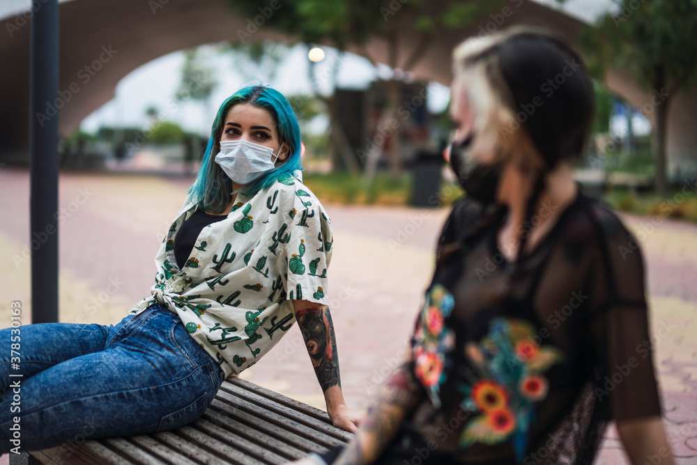 Fototapeta premium Dos amigas pasando el dia en centro comercial