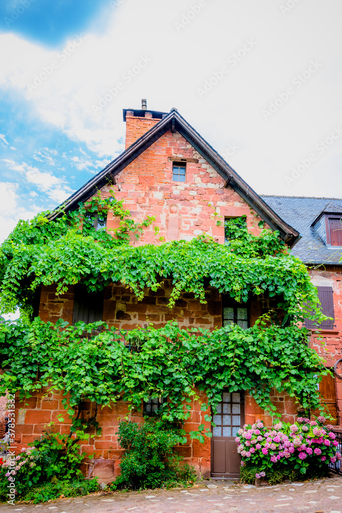 Dans les rues de Collonges-la-Rouge