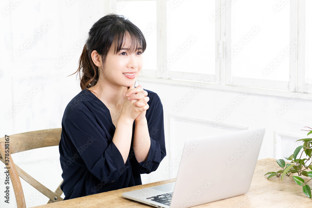 お願いのジェスチャーをする若い女性 お願いのジェスチャーをする若い女性