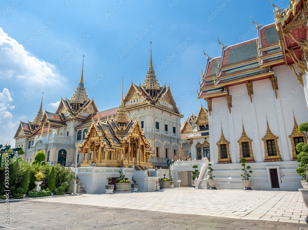 Naklejka premium Chakri Maha Prasart Throne Hall, one of the most important and beautiful hall in The Grand Palace in Bangkok, Thailand, under summer blue sky