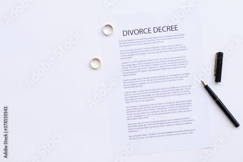 Canvas-taulu Two broken golden wedding rings divorce decree document