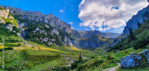 Wanderpfad in idyllischem Tal in den Bucegi Bergen der rumänischen Karpaten © MCM