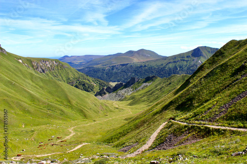 Vue sur la chaine des Puy en Auvergne pendant la descente du Puy de Sancy par les crêtes en randonnée