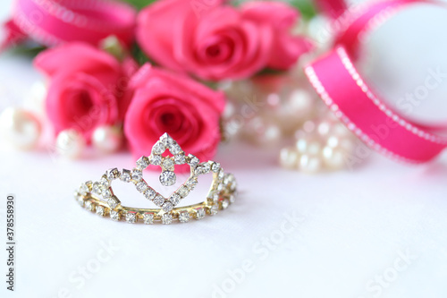 ティアラとホットピンクのバラの花束と真珠とリボン